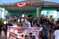 Ribuan warga mengantarakan Samsul Rizal mendaftar Calon Kepala Desa Batunyala