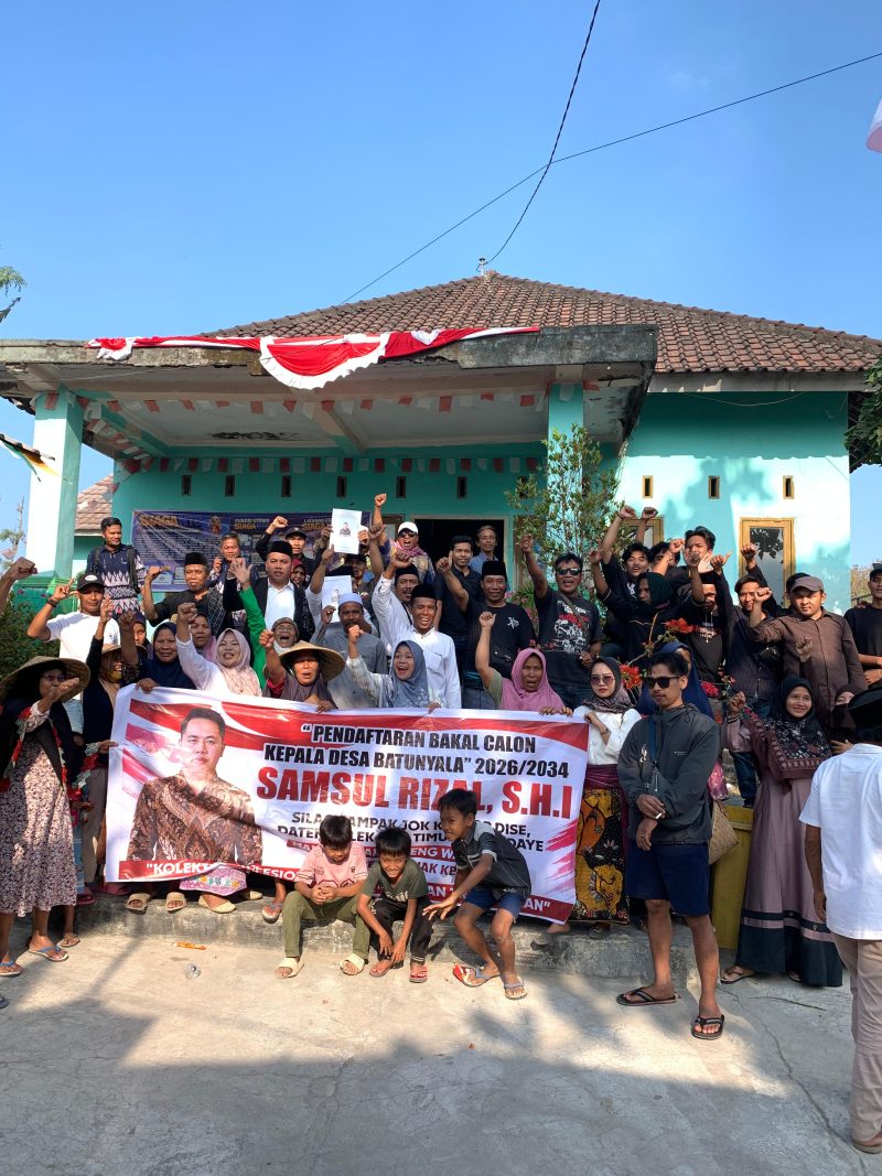 Ribuan warga mengantarakan Samsul Rizal mendaftar Calon Kepala Desa Batunyala