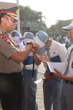 Kapolresta Loteng Beri Motivasi dan Edukasi kepada Siswa saat Upacara di SMAN 4 Praya