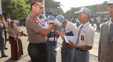 Kapolresta Loteng Beri Motivasi dan Edukasi kepada Siswa saat Upacara di SMAN 4 Praya